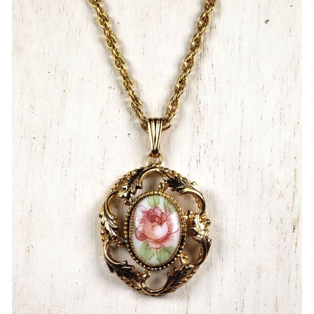 Vintage 1970s Whiting & Davis Gold Tone Oval Pink Rose Pendant on 21" Rope Chain